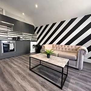 Flash Sale King Size Bed Super Central One Bed Next To Seafront 2 Apartment